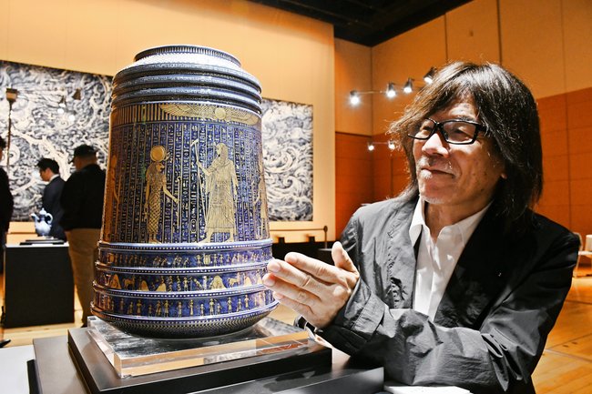 古代エジプト文明をモチーフにした作品を紹介する葉山有樹さん＝松江市朝日町、松江テルサ