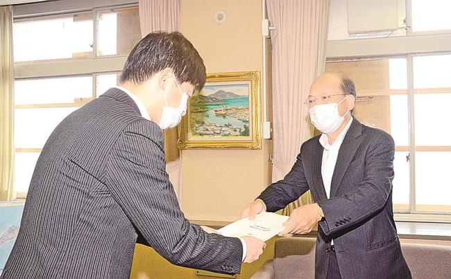 上定昭仁市長（左）に報告書を提出する肥後功一部会長＝松江市末次町、市役所