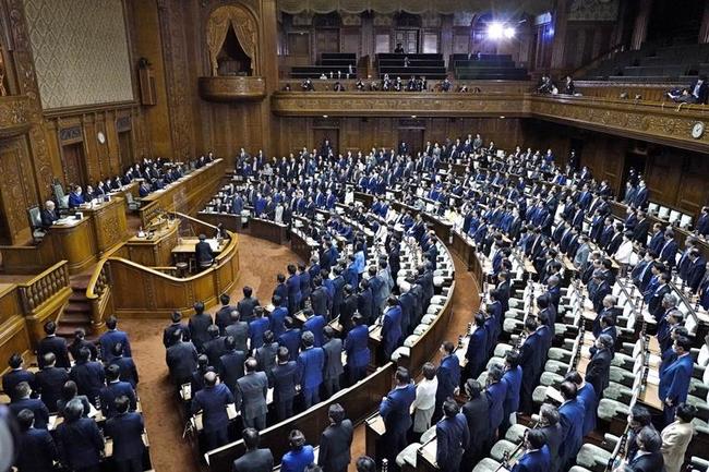 ６０年を超える原発の運転延長を可能にする束ね法案「ＧＸ脱炭素電源法案」を可決した衆院本会議＝４月２７日