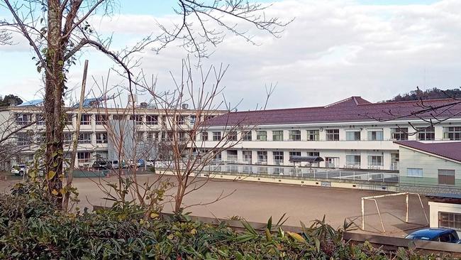 打吹公園から臨む成徳小学校。統合後もこの校舎を使用する=倉吉市仲ノ町
