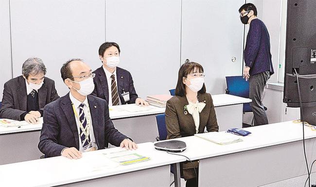 事業復活支援金など支援制度について商工団体と意見を交わす島根県商工労働部の田中麻里部長（右）＝松江市殿町、県庁