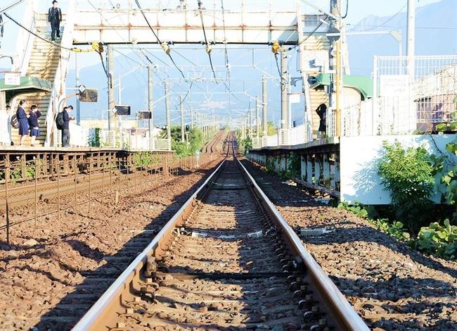 真っすぐに続く山陰線の線路＝米子市内