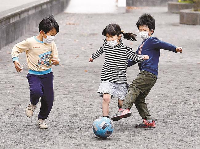 マスク姿で遊ぶ子どもたち（資料）