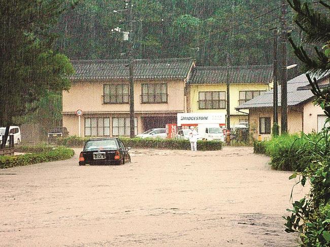 道路が冠水し、立ち往生したタクシー＝８日午前8時３５分、出雲市大社町杵築北
