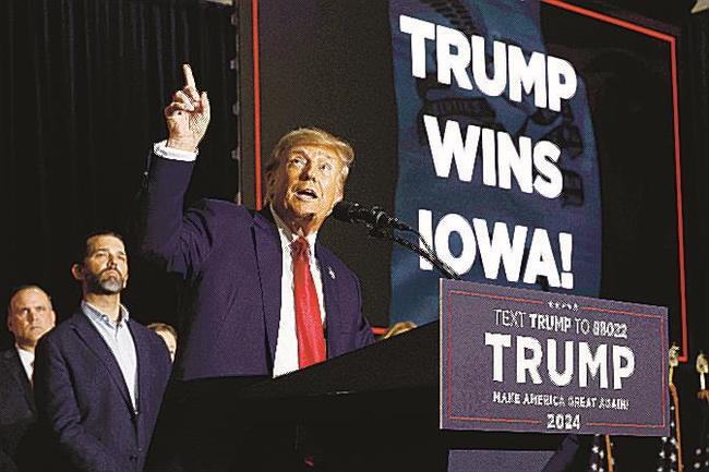 勝利宣言するトランプ前米大統領＝１５日、米中西部アイオワ州デモイン（ゲッティ＝共同）