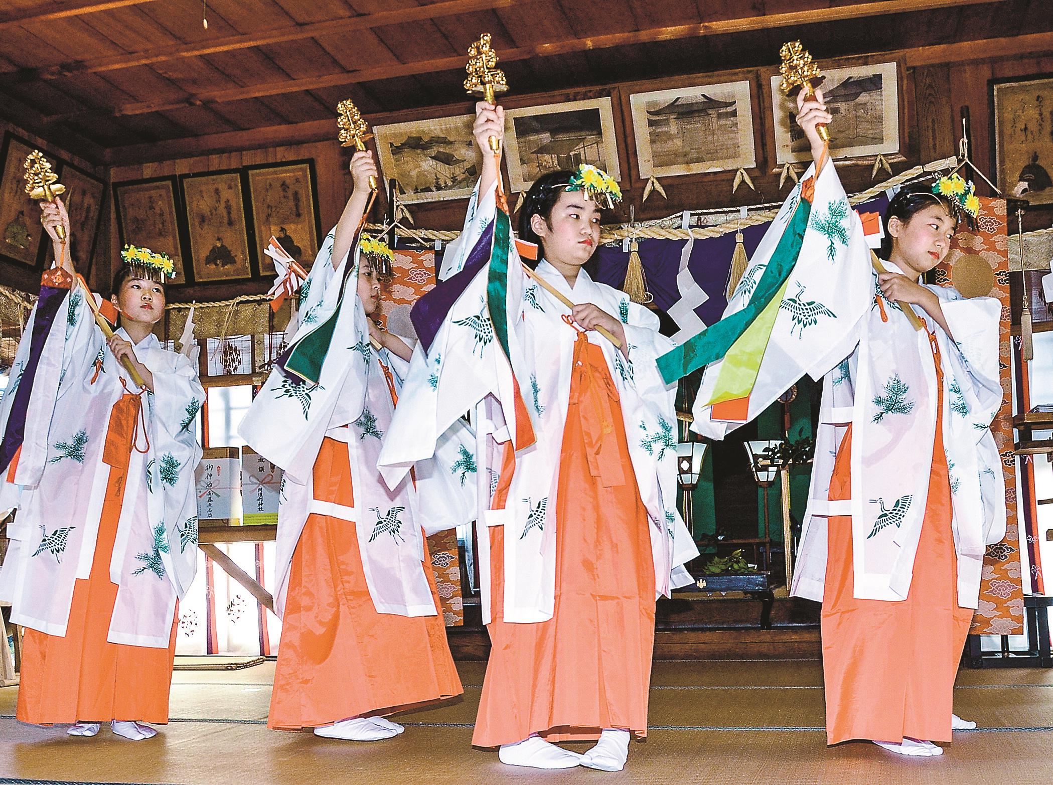 大津小児童 3年ぶり巫女舞奉納 | 山陰中央新報デジタル