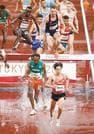 男子３０００㍍障害決勝　力走する三浦龍司（手前）。８分１６秒９０で７位に入った＝国立競技場