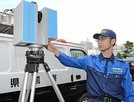 交通事故や事件の現場を３６０度撮影できる三次元レーザー計測器を操作する交通事故鑑識官の伊藤卓真さん＝松江市殿町の島根県警察本部