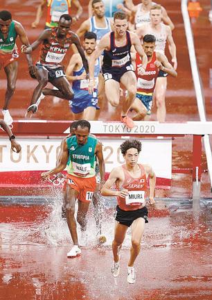 男子３０００㍍障害決勝　力走する三浦龍司（手前）。８分１６秒９０で７位に入った＝国立競技場