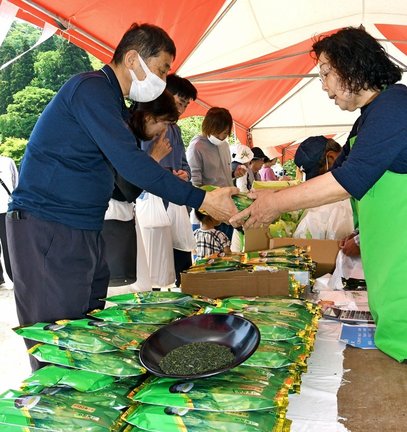 香り豊かな新茶を買い求める来場者＝出雲市唐川町