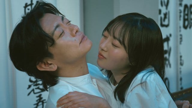 Netflixコメディシリーズ『デスキスゲーム いいキスしないと死んじゃうドラマ』より