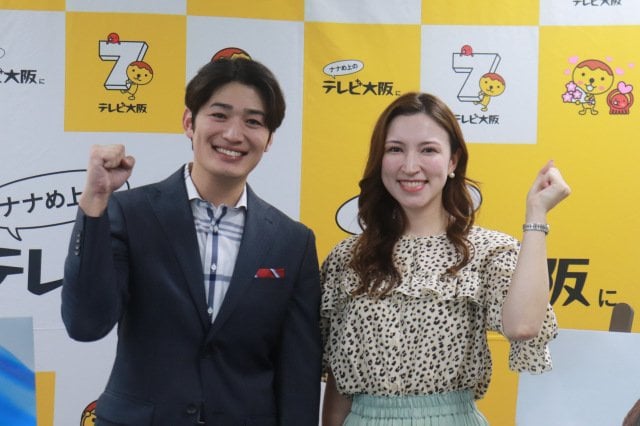 11日に開かれたテレビ大阪「秋の改編会見」に出席した（左から）前田拓哉アナ、ウーデンジェニファー里沙アナ（C）テレビ大阪