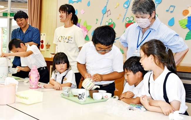 急須でお茶を入れる児童たち＝島根県奥出雲町上阿井、阿井小学校
