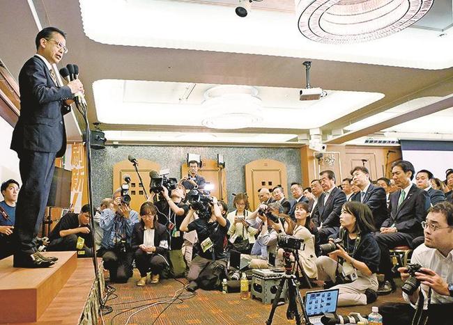 静岡県知事選で落選が決まり、敗戦の弁を述べる大村慎一氏（左端）＝２６日夜、静岡市