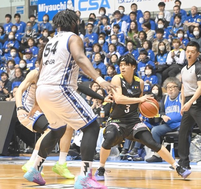 【第３２戦・島根－三河】第１クオーター、島根の安藤誓哉（右）が厳しいマークを受けながらドリブルで攻め込む＝松江市総合体育館