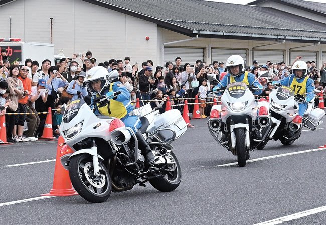 スラローム走行を披露する白バイ隊員＝松江市打出町、運転免許センター