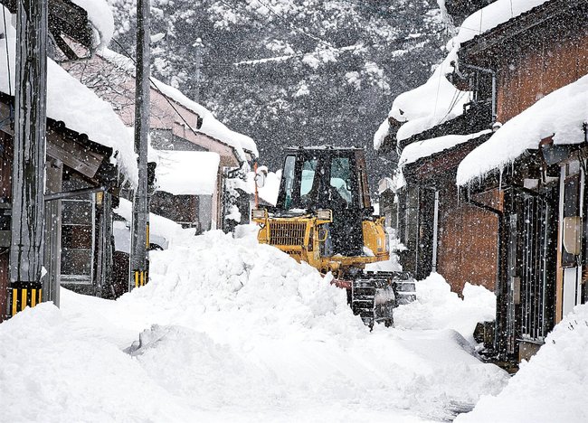 道路の雪をかく除雪車＝２３日午前１１時半、大田市大代町