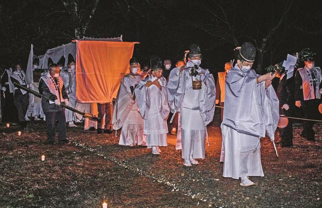ご神体の入った唐櫃を担ぎ、白い覆い布で周囲を隠しながら神楽殿に仮遷座する神職＝島根県津和野町鷲原、鷲原八幡宮