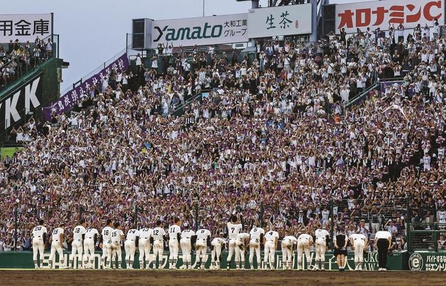 神村学園に敗れ、応援席に一礼する大社ナイン＝甲子園