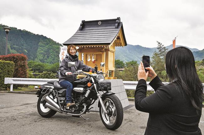 今井二輪神社の前で記念写真を撮るオートバイ愛好者＝江津市桜江町川戸、今井産業本社駐車場