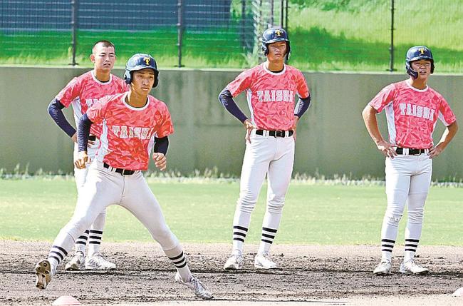 走塁練習する大社の選手たち＝大阪府高槻市、萩谷総合公園野球場