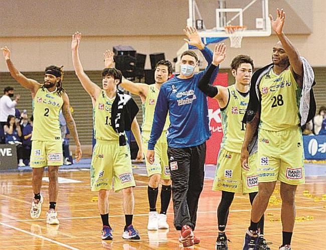黄緑色の特別ユニホームで連勝記録を更新し、観客に応える島根スサノオマジックの選手＝鳥取県民体育館