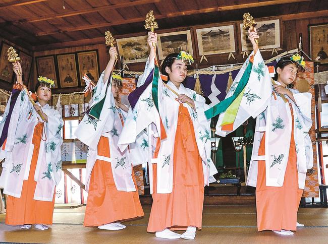 巫女舞を舞う大津小の児童＝出雲市大津町、阿須利神社