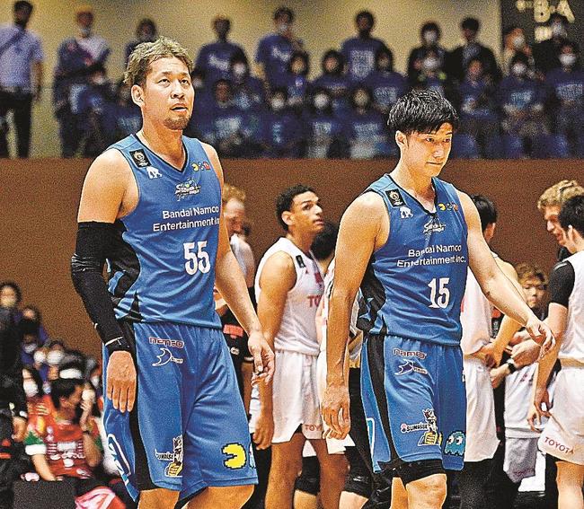 【チャンピオンシップ準々決勝第２戦・島根｜Ａ東京】８２｜７２でＡ東京に敗れた島根の谷口大智（左）と白濱僚祐＝松江市総合体育館