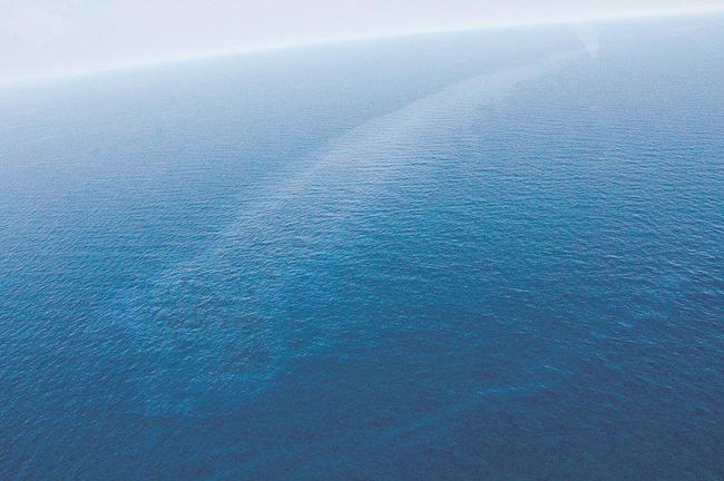 点在する浮流油（第８管区海上保安部提供）