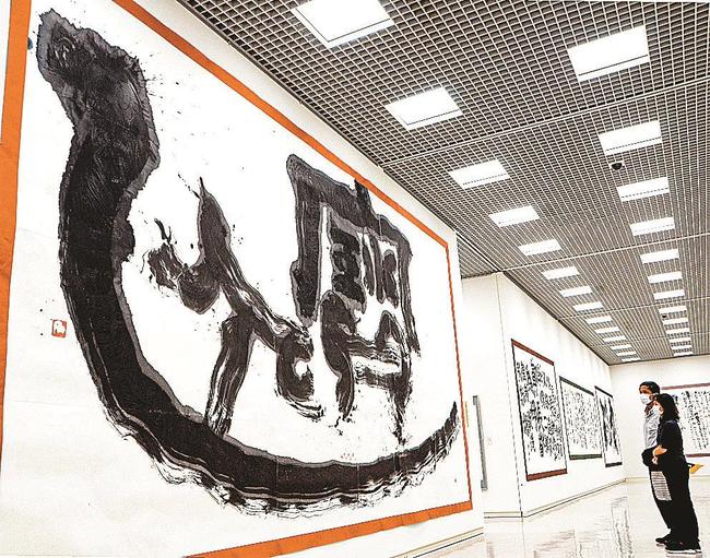 勢いが込められた大作に見入る来館者＝松江市袖師町、県立美術館