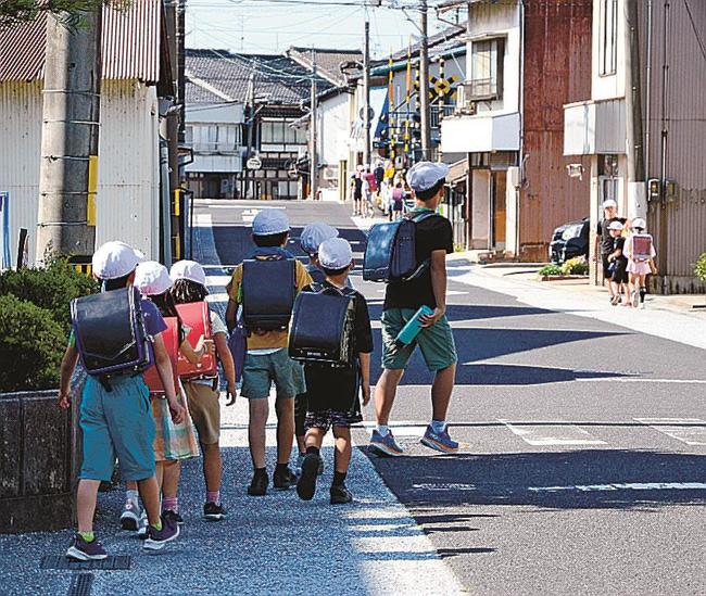 集団下校する児童＝１３日午後、松江市宍道町宍道、宍道小学校前