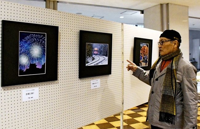 展示された作品を解説する本木儀和さん＝松江市東津田町、いきいきプラザ島根