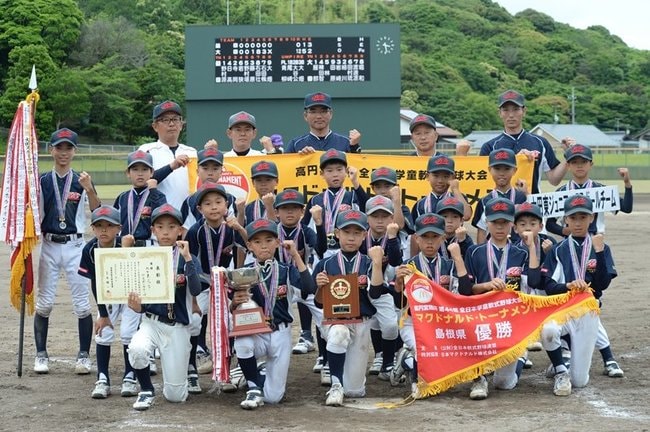 優勝した大田東ジュニアベースボールチームのメンバー＝益田市民球場