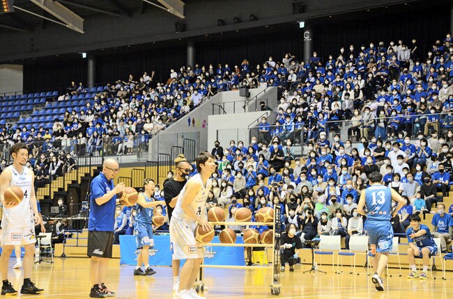 ゴールが外れると脱落となるシュート対決を楽しむ選手たち=松江市学園南1丁目、松江市総合体育館