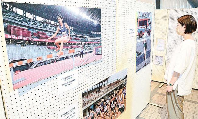 三浦龍司選手の活躍を紹介するパネル＝浜田市殿町、市役所