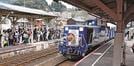 ＜４＞運行最終日の１１月２３日、終点のＪＲ木次駅ホームに入るトロッコ列車・奥出雲おろち号＝雲南市木次町里方