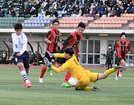 【２回戦・米子北ー矢板中央】前半３５分、米子北のＦＷ福田秀人が先制ゴールを決め、１ー０とする＝県立柏の葉公園総合競技場 