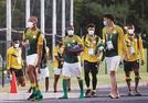 日本との１次リーグ初戦に向けた練習を終え、マスク姿で引き揚げる南アフリカのサッカー男子代表の選手たち。新型コロナウイルス検査でチーム内に陽性者と濃厚接触者が確認された＝〓（?）日午後、千葉市