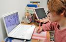 パソコンで漫画を制作する和乃アヤ子さん。小中学生たちには「常に今の自分の心と向き合って」と望む