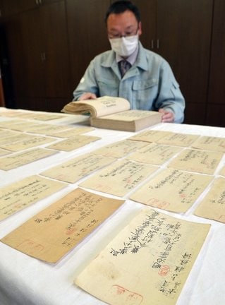 スポット展示で紹介する種痘証＝松江市殿町、松江歴史館