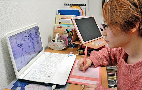 パソコンで漫画を制作する和乃アヤ子さん。小中学生たちには「常に今の自分の心と向き合って」と望む
