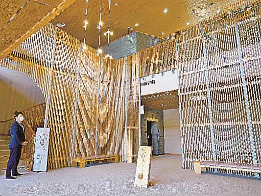 内装に島根県邑南町産のスギを使ったいわみ温泉霧の湯＝邑南町矢上