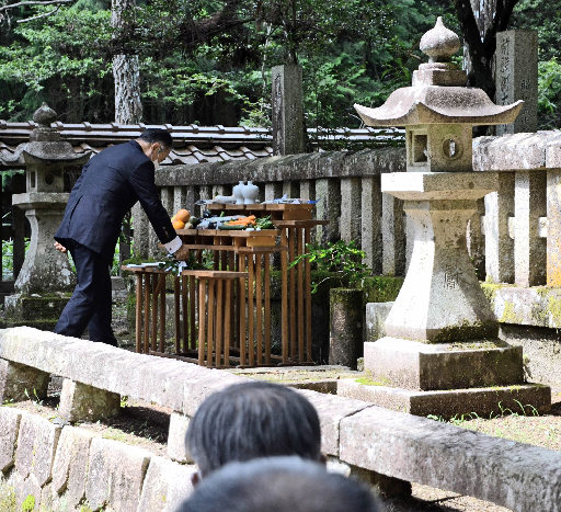 吉川元春の墓前に玉串をささげる吉川家３２代当主・重幹氏＝広島県北広島町