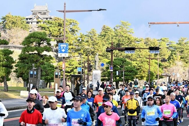 国宝松江城の周辺で力走するランナー（資料）