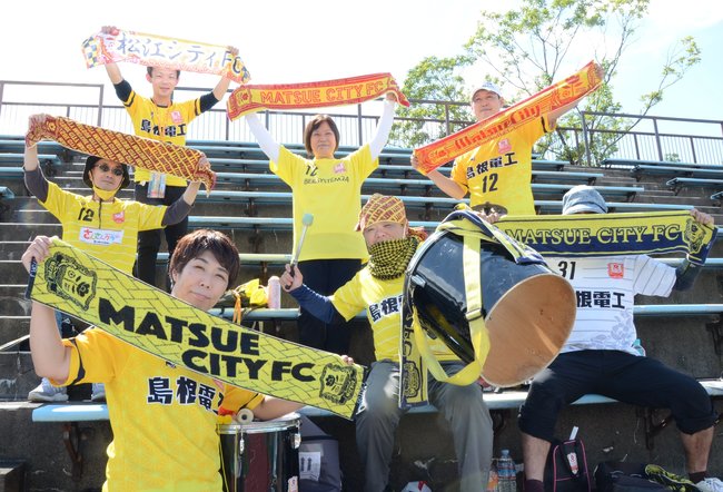 ＦＣ神楽しまねを支える応援団体「イエロージャケット」のメンバー＝2021年、松江市営陸上競技場