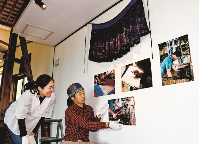 ベトナムの伝統工芸品の展示作業をする中村さん夫妻＝島根県邑南町矢上、縄文村
