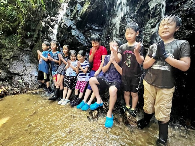 滝に打たれて楽しむる子どもたち＝出雲市上島町