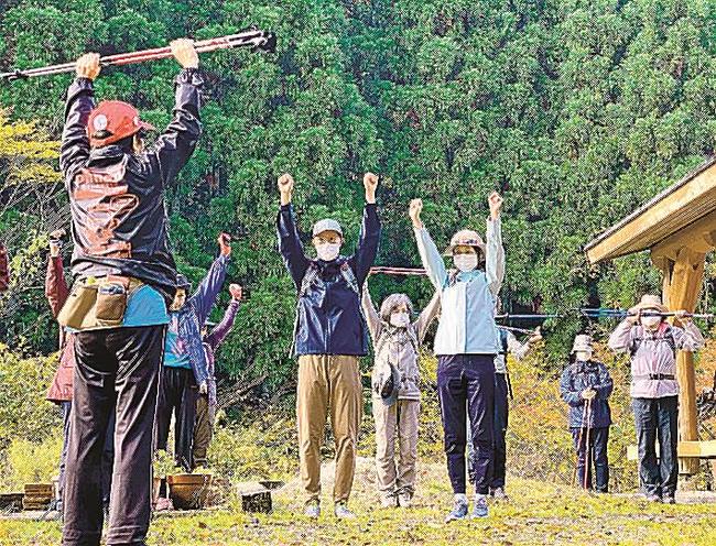 昨年のいわみんプログラムで、ノルディックウォーキングを体験する参加者（イワミノチカラ提供）