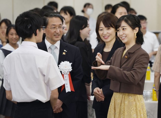 全国高校生手話パフォーマンス甲子園の出場者と手話で懇談される秋篠宮家の次女佳子さま。手前左から２人目は鳥取県の平井伸治知事＝2023年9月、鳥取市
