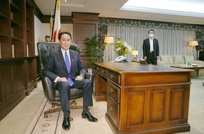前回の自民党総裁選で勝利し、総裁のいすに座る岸田文雄氏。次は誰が座るのか＝2021年９月29日、東京・永田町の党本部
